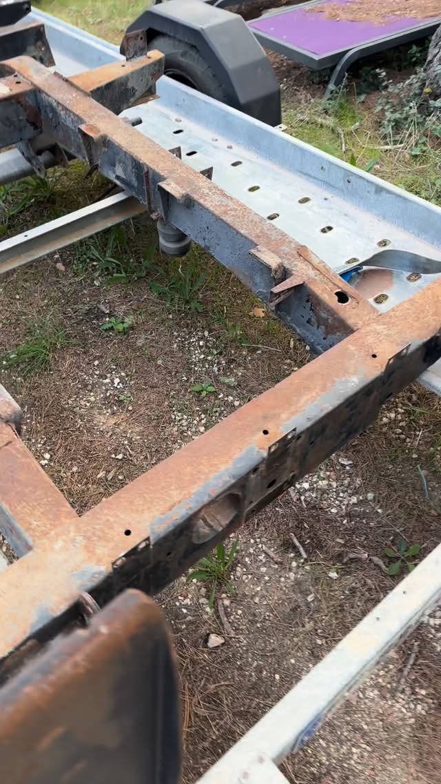 Décapage en douceur 🔥
Aérogommage d’une Mini Moke et d’un châssis de Land Rover — on retire des décennies de rouille et de peinture sans abîmer le métal 💪
Prêt pour une nouvelle vie ! #fyp #aerogommage #classiccars