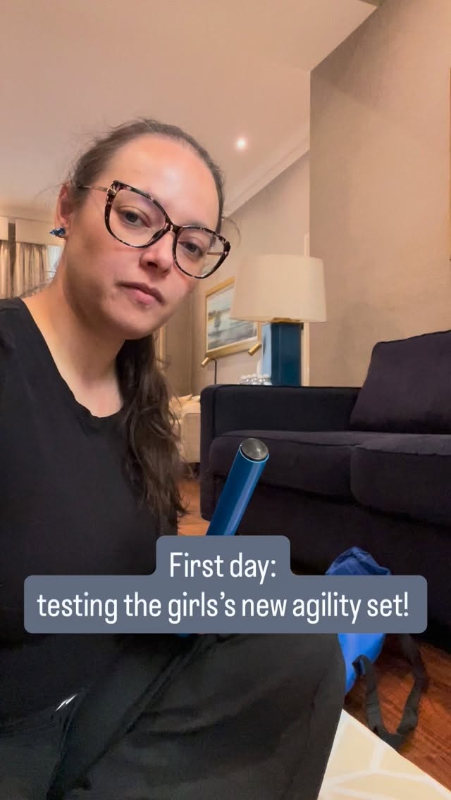 Team Hazel or Team Pearl?
Who did it best? 💛
🐾 Comment below
Agility is about speed, confidence, coordination, and teamwork.
It helps dogs:
🐾 Build body awareness and balance
🧠 Strengthen focus and impulse control
💛 Boost trust and connection with their humans
It’s a great sport for all breeds and ages, you just need to adapt it to their energy level and comfort.
Want to help your dog discover new ways to learn and play? Let’s train together! 🐕✨
#DogTraining #PuppyTraining #AgilityDogs #DogSports
#PuppyEnrichment #DogTrainerTips #PositiveReinforcement