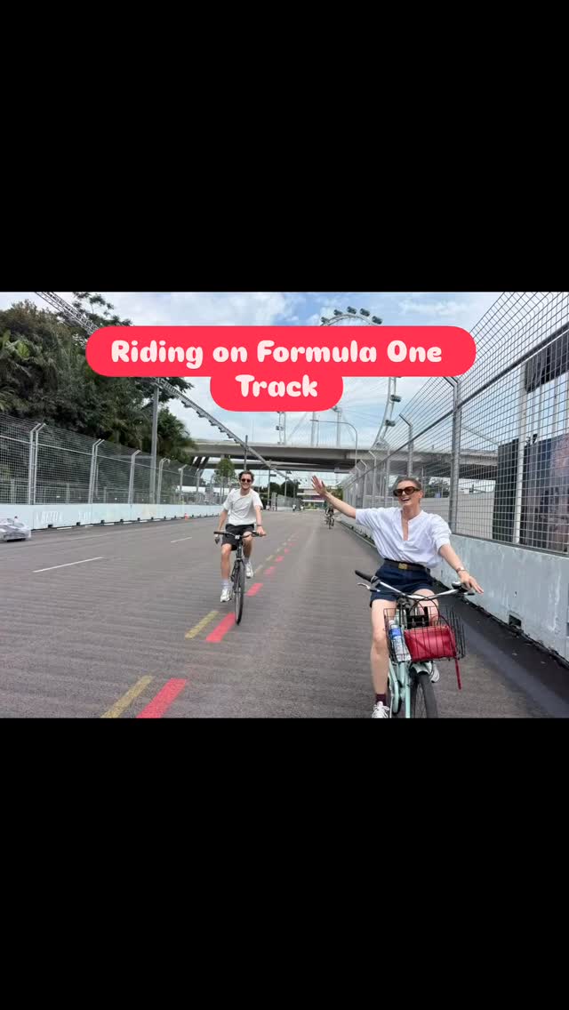 Had a city bike tour in the morning just after Singapore Formula One! Roads are still closed for the traffic and we took the chance to ride on it, with all the rubbers left behind by the F1 cars yesterday night! 🙌🎉 #f1singapore #grandprix #citytour #biketour #singapore