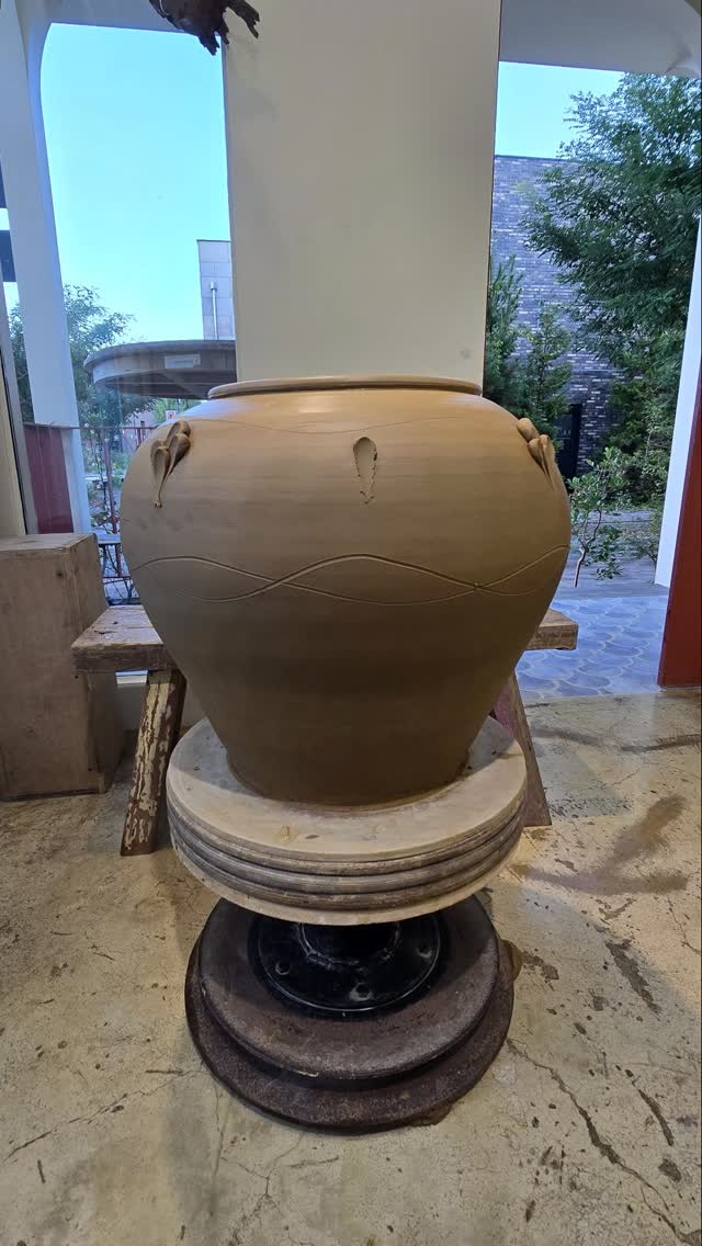 First onggi! Lots of help recieved from teacher and the amazing apprentices but the technique is coming back to me and I definitely did a lot more on my own than I expected to for the first few days of class.