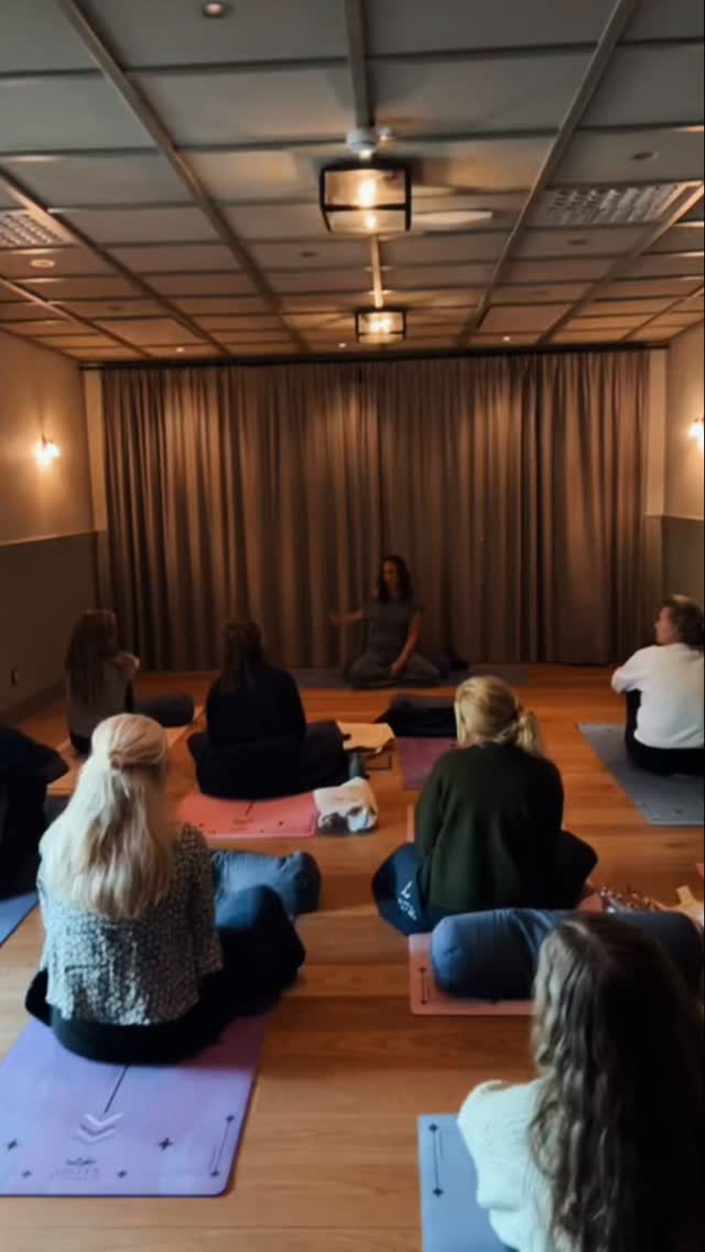 TACK FRÅN MITT HJÄRTA ♥️
Vilken lördag och vilka människor! Att få hålla space för så fantastiska kvinnor är så fint att jag blir rörd. Att få hålla eventet på @smadalarogard gjorde allt ännu mer magiskt.
Tack @cassandra.brunstedt för ett fantastiskt föredrag och för dina fantastiska böcker. ♥️ så fint att du ville vara med på detta.
Det kommer att komma fler spännande events framöver!
#event #aikitastudio #såmådalarögård #yogastockholm #yogamatta #yogainspiration #författarsamtal #cassandrabrunstedt #självkärlek