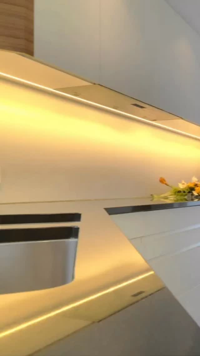 Ordnung, Funktion, Stil - und alles an seinem Platz. Diese Küche zeigt, wie schön durchdachte Lösungen sein können. 💡 Massarbeit, die man jeden Tag spürt.