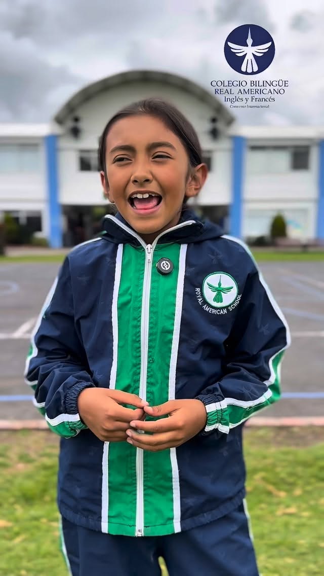 Más que una prenda, nuestro uniforme representa orgullo, pertenencia y unión.
Cada vez que un estudiante lo lleva, refleja los valores, la alegría y el compromiso que nos hacen únicos.
Porque ser parte de esta comunidad se lleva con el corazón. 💚💙