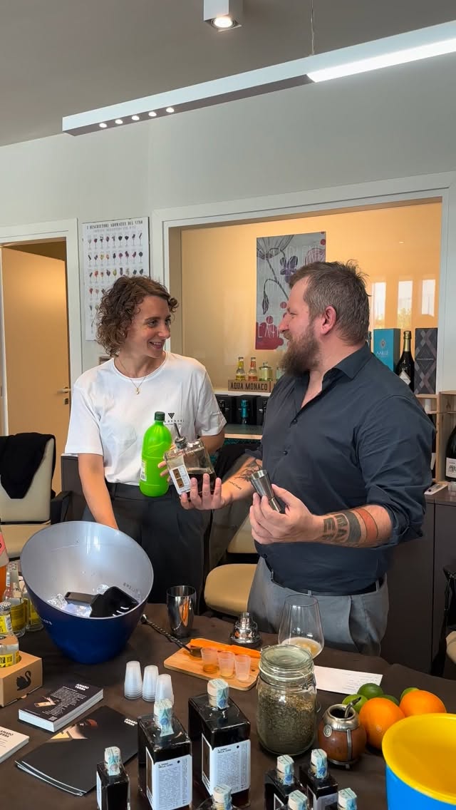 Quando @amaroyerba incontra @zeus.factory è subito…
Burro Loco!
Un cocktail spiritoso che esprime il meglio di Amaro Yerba e Gin lacrima di Zeus, ideato da @zirozironi91 del @merlo_soliera.
📍@mercato_liquido_
#amaroyerba #amaroitaliano #amaroartigianale #amaro #yerbamate #mate #mixology #zeusfactory #merlosoliera #mercatoliquido