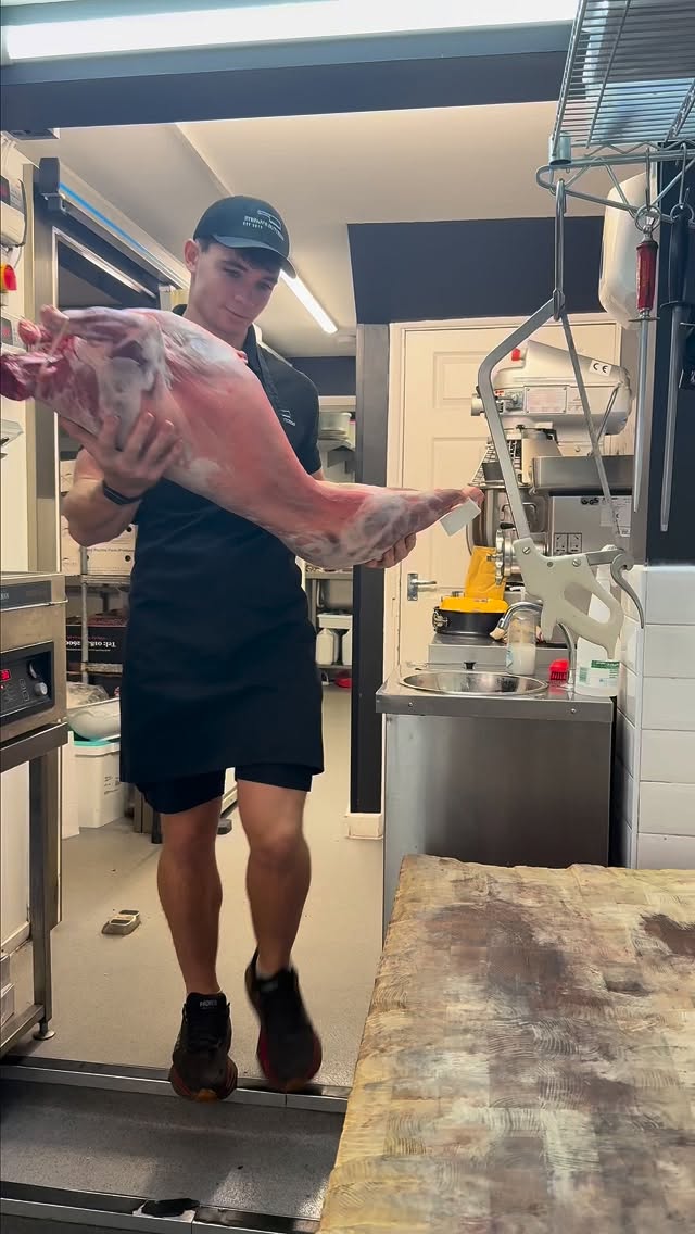 Charlie breaking down Lamb 🤩
Which are you going for? Leg of Lamb for a faster roast, have delicious shoulders for a low and slow roast and some Lamb Cutlets and chops for grilling 🔥
See you soon and pick up your cut of choice!
#delicious #foodies #stayhungrywokingham #butcher #local #meatlovers #tasty #butchers #lamblovers #lambcutlets