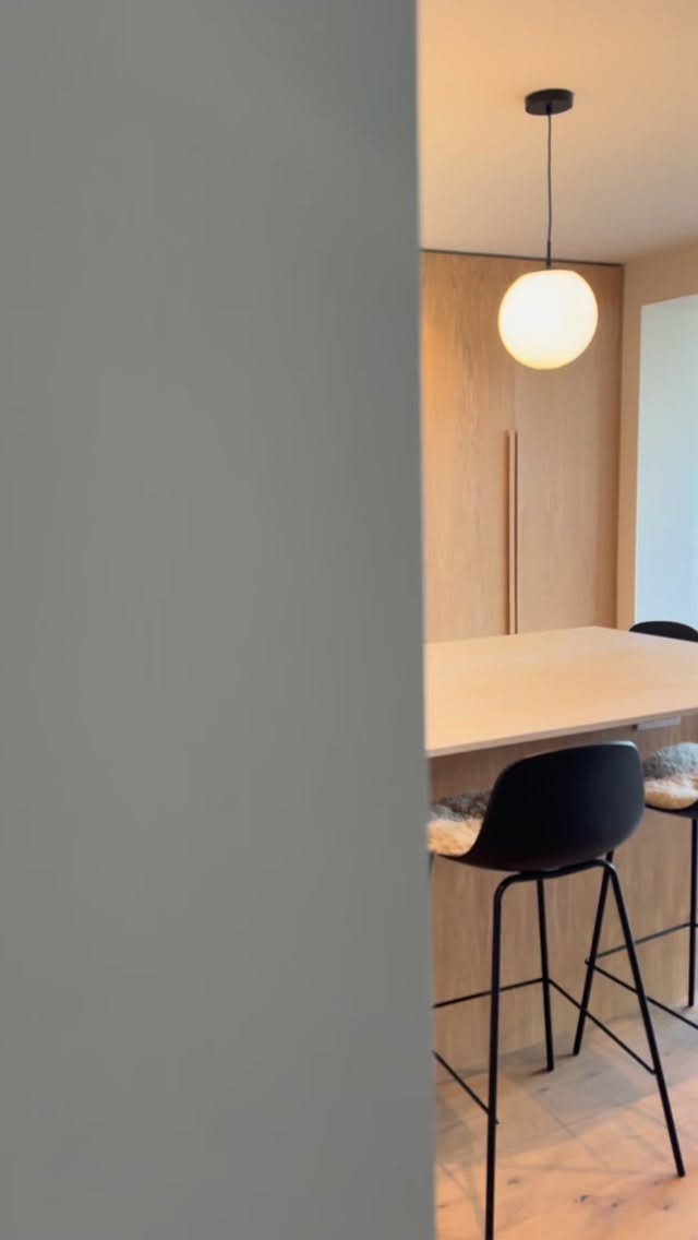 Take a walk through Golf View House, a calm modern home overlooking Parkstone Golf Club.
This walkthrough captures the flow of the space, from the oak kitchen and hidden pantry to the fluted vanity and soft lighting that ties each room together.
Natural materials, modern lines, and a sense of quiet refinement throughout.
#WeberCreativeInteriors #GolfViewHouse #InteriorDesign #BespokeJoinery #DesignWalkthrough