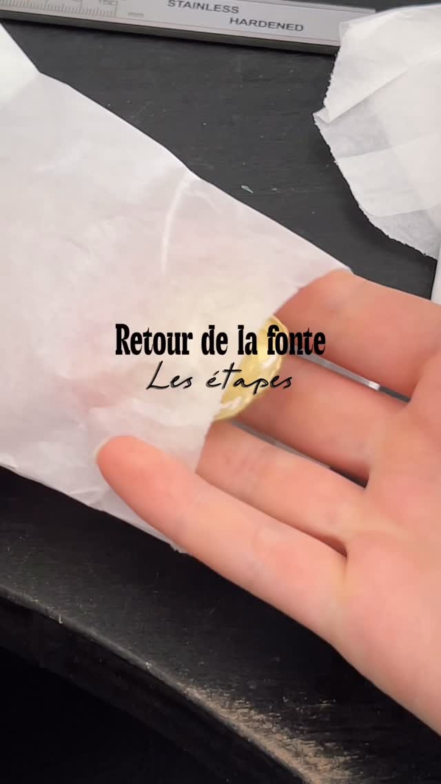 Premières étapes, il en reste encore quelques unes 🫣
Après retour de la fonderie, où les modèles en cire ont été coulés en métal, il faut les dégrossir, enlever le surplus, les limer, les préparer pour le polissage et l’assemblage.
— À l’atelier, tout est fait à la main, ça prends un peu de temps, mais qui a dit que ça devait aller vite 🤭
Je vous montre la suite jusqu’au résultat final ?
#bijouxcreateur #bijouxfaitmain #jewelrymaker #creatricedebijoux #artjewelry #tutobijoux #etapesdefabrication #latelierdescréateurs #atelierdebijoux #formaprima #creationdebijoux #fonderiebijoux