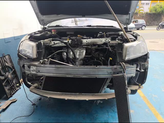 Uma simples troca de radiador de um Chevrolet Cruze