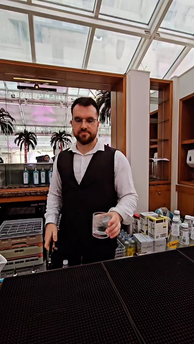 POV: You take your drink before the garnish and the bartender loses it 💀 #cocktails #mobilebartending #mobilebar #bartenderlife🍸