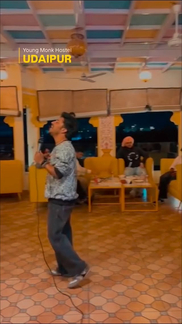 When the night sings and the hostel listens. 🎶🌙
Last Monday at Young Monk Hostel 💛
Big vibes, soulful music by @deeprise123
#LiveMusicNight #HostelVibes #YoungMonkHostel #SaturdayNights
#TravelCommunity #BackpackerLife #HostelLifeIndia
#MusicLovers #TravelWithMusic #DharamkotVibes
#JammingNight #TravelMemories #SoloTravelIndia #LiveSessions #youngmonkhostel