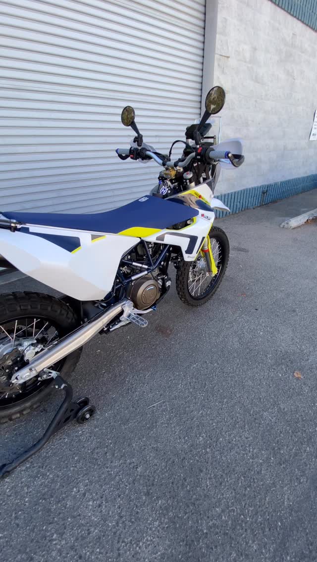 Throwback to this sweet 2021 Husky 701 we built a few years back !
@radegarage #RallyKit with + Auxiliary ⛽️ Tank adding an additional 1.5g in Range
#MJR #MJRbuilt #KTM #Husqvarna #701Enduro #690Enduro #Adventure #ADVlite #Rally #RallyBike #Navigation #BDR #backcountrydiscoveryroutes