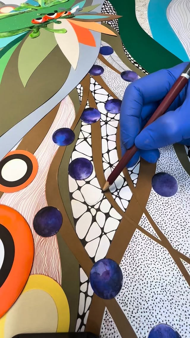 Só existe sombra onde existe luz.
Na arte e na vida, é o contraste que revela a beleza.
A sombra não é ausência, é equilíbrio.
É ela que dá forma, profundidade e verdade ao que somos.
Qual parte da sua luz a sua sombra revela?
Comenta aqui!