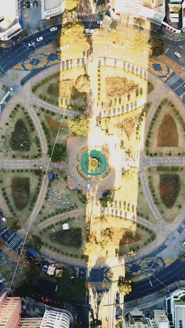 O @insideoutoproject, um dos maiores projetos de arte participativa do mundo, atravessou oceanos pra se colar no coração de BH e aqui encontrou o que sempre buscou:
Gente.
Com história, força e presença. Gente que carrega a cidade no corpo e agora também na imagem.
No CURA 2025, o retrato virou multidão em uma instalação monumental. O comum virou grandeza. E a praça virou espelho.
📸 Inside Out no CURA 2025
Instalação na Praça Raul Soares
📹@fotothiago
Ficha técnica:
Fotógrafo da ação: Douglas Dobby
Operador do caminhão: Lucas Dias
Motorista: Almir
Gerente: Thiphanie Constantin
Projeto da Instalação: Mutabile Arquitetura
Produção da instalação: Ayumi Takizawa
Ministério da Cultura, Governo de Minas e Prefeitura de Belo Horizonte apresentam CURA25
Patrocínio master: Claro @clarobrasil
Patrocínio: Shell @shell.brasil, Budweiser @budweiser_br e Uni BH @unibh
Apoio: Chico Rei @chicorei
Incentivo: Lei municipal de incentivo à cultura e Prefeitura de Belo Horizonte
Realização: Instituto Cura, @agenciaurbanadearte , SECULT MG, Governo de Minas Gerais, Ministério da Cultura e Governo Federal