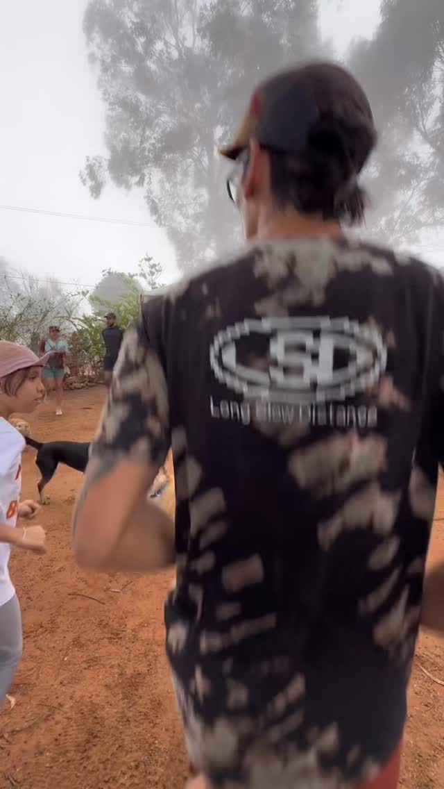 Este sábado en el marco de @lacordadaferia la pasamos una chimba. Hubo 2 distancias, 7 y 9 k♻️. A la llegada había cafecito del bueno ☕️ @cafebajosombra , galletas 🍪 y fruta 🍌🍍. Nos reímos, echamos chisme y corrimos a ritmo tranquilo ☺️. La idea era compartir a través del deporte y dar a conocer el escenario deportivo que tenemos por estas tierras bravas de Santander . Y para rematar, seguimos con un conversatorio bastante entretenido donde hablamos de nuestra visión de trail running 👾. Agradecemos a quienes se tomaron el tiempo de ir y compartir unos kilómetros ✅. ¡Volveremos a hacerlo! 💥
.
#todosalamontaña #trailrunning #trail #run