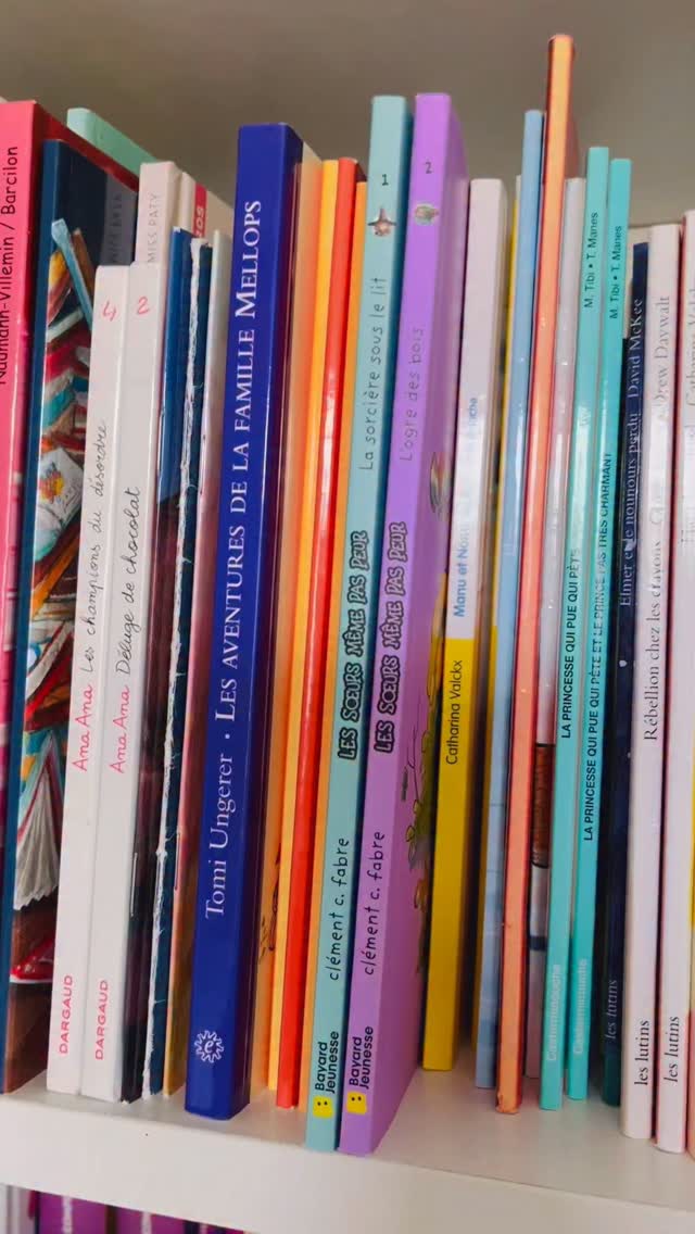 S•O•E•U•R•S
▶️ Est ce que vous aussi vous avez un enfant qui a du mal à lire dès qu’il y a beaucoup de texte ?
Ma grande est une fan de lecture mais avec ma plus petite c’est plus compliqué car elle n’arrive pas à se lancer dès qu’il y a beaucoup de texte. Alors on lit beaucoup à deux pour éviter de la démotiver.
Mais avec cette BD les petits lecteurs ou les plus jeunes sont plongés dans une nouvelle aventure des deux sœurs qui n’ont même pas peur et leur univers tout doux !
Les illustrations sont magnifiques et les personnages tellement attachants !
Une BD à mettre entre toutes les mains 🩵
Bravo à @clement.c.fabre pour cette jolie BD !
Bon mercredi
Maitresselili_lh ✨
#maitresselililh #teampe #cm1 #cm2 #maitresse #teachersfollowteachers #cycle3 #bdkids
Merci à @bayardjeunesse_bd pour l’envoi !