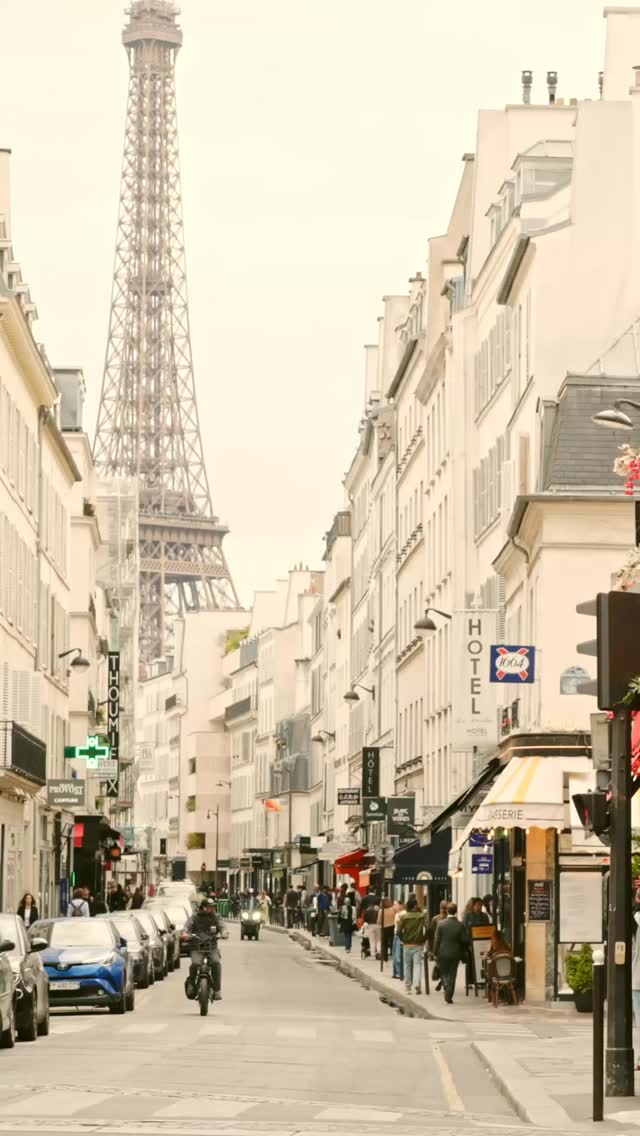 A lovely couple strolling down Saint-Dominique Street 💫
Hand in hand, with the Eiffel Tower watching from afar.
📸 : Hugo
📩 hugochuphoto@gmail.com
📞 +33 6 63 28 64 05
DM for bookings!