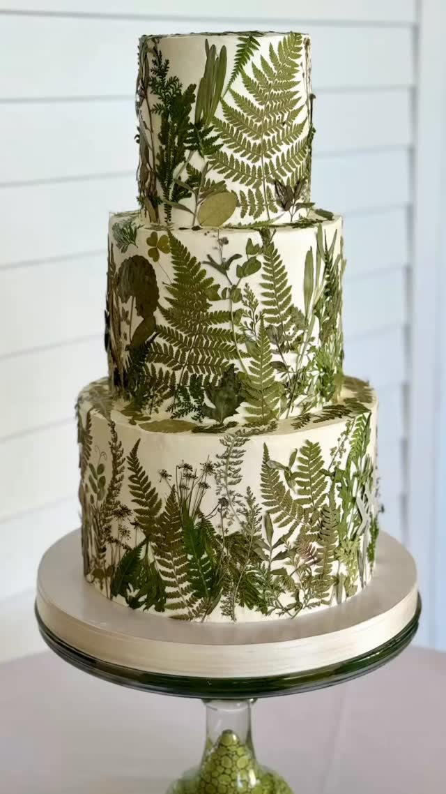 ✨Wedding Tip Wednesday✨
Bring your love of nature to the sweetest part of your day 🍰🌿
This stunning cake is wrapped in real ferns, giving it a fresh, earthy, and elegant touch. Perfect for an outdoor or garden-inspired wedding! @storeybookcakes
#itswednesday #weddingtip #weddingtipwednesday #weddingplanner #ctwedding #nywedding #pawedding #itsthelittlethings #weddingdetails