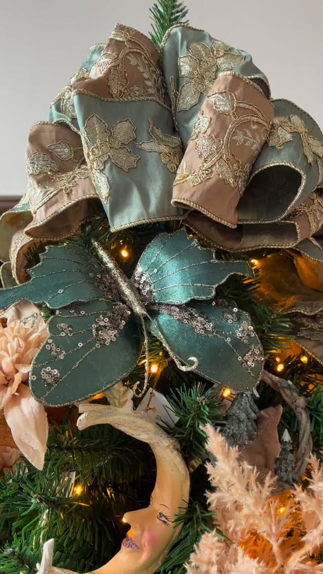 Ik kon het niet laten om alvast wat kerstsfeer te delen 🎅
De kerstbomen, lichtjes en kerstdecoratie staan klaar om je te inspireren 🌟
Kom gerust eens langs om de warme kerstsfeer in het echt te beleven — het is nóg mooier in het echt! 💫
#kerst #kerstdecoratie #kerstboom #kerstinspiratie #feestdagen #kerstsfeer #interieur #gezelligheid
#ladimee