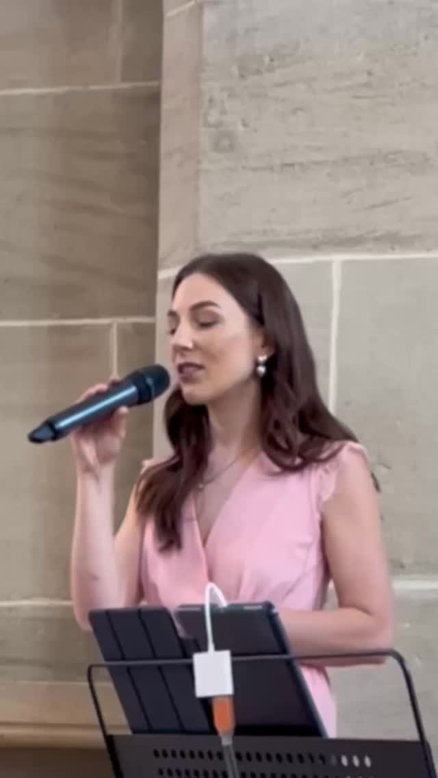 ✨ „You Are The Reason“ – ein Lied, das direkt ins Herz geht.
Ein Song, den ich immer wieder gern singen werde, weil der Text so viel ausdrückt.
Denn Liebe kann viel bewirken… und ja, manchmal kann sie tatsächlich Berge versetzen. 🫶
Ich liebe es, emotionale Songs zu singen – weil ich selbst ein sehr emotionaler Mensch bin. Und ich glaube, genau das spürt man auch.
Besonders schön ist es, wenn wir Brautpaare nicht nur bei der Trauung, sondern auch danach begleiten dürfen. Bei dieser Trauung durften wir zusätzlich beim anschließenden Sektempfang dabei sein. 🥂
Und oft ist auch nach dem Sektempfang noch nicht Schluss: Wir können z. B. das Dinner musikalisch begleiten – und wenn Daniel am Abend als DJ übernimmt, wird die Party perfekt abgerundet. So schaffen wir einen wunderschönen musikalischen Vibe, der sich durch euren gesamten Hochzeitstag zieht. ✨🎤🎹🎧
#Hochzeitssängerin #YouAreTheReason #LiveGesang #Hochzeit #Trauung #Sektempfang #DinnerBegleitung #livemusikmitdj #RebeccaSammet #WeddingSinger #Love #Emotional #MusikMitHerz #Hochzeit2025 #Vibes #gefühl