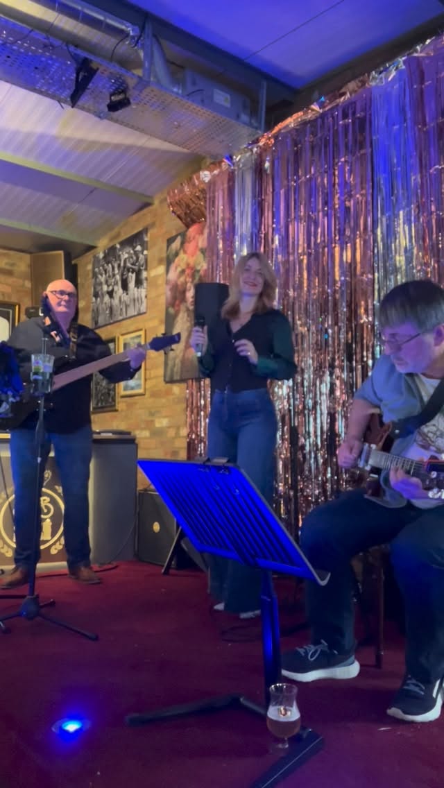 SATURDAY GIG ALERT 🎤🎸🎸✨
Super excited to be back at @pavilioncafeandbar in Castlethorpe this coming Saturday between 7-9pm with my buds Dick Clarke on guitar and Ant King on bass.
We loved watching you all boogie last month so make sure to get your best dance shoes on for a night of jazzy goodness.
Sarah x
PS: Smile boys! @richard.clarke.51 @ant.king.12 😂
#sarahjonesjazz #jazzsinger #jazzvocalist #singer #jazztrio #guitartrio #jazzmusic #jazzguitar #jazzbass #miltonkeynesmusic #miltonkeynesbusiness #miltonkeynes #castlethorpe