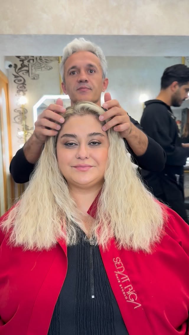 Çok kısa saçlar üzerinde %100 medikal kaynak uygulaması yapıldı.
⚠️ Mikro kaynak yada medikal kaynak yaptırmayı düşünüyorsanız lütfen bu soruları sorun :
✅ Saçlarım doğal ve hafif hissedilecek mi ?
✅ Saç derimde batma veya ağırlık hissi olur mu ?
✅ Kullanılan saçın kalitesi bana uygun mu?
✅ renk şekil hacim ve doku uyumunu dikkate alacak mısınız ?
✅ Saçlarımı topladığımda veya rüzgarda kaynak belli olur mu ?
✅ Saçlarım günlük kullanımda istediğim gibi şekil alabilir mi ?
✅ Uzun vadede kendi saçımı uzatma imkanı verir mi yoksa her yaptırdığımda saçlarım diplerden azalacak mı ?
✅ Çıkartırken doğal saçlarım kopar mı kendi özel solüsyonuyla mı çıkartıyorsunuz yoksa aseton alkol ya da tiner mi kullanıyorsunuz ?
💫 Ayrıca kendinize şunu da sorun:
• Kendimi daha bakımlı ve özgüvenli hissetmek istiyor muyum?
• Saçlarımın bana yakışan en doğal haliyle görünmesini istiyor muyum?
Çünkü gerçek bir mikro kaynak uygulaması, saçınızla bir bütün olur.
Hafifliği ve konforu sayesinde saçınıza zarar verme potansiyeli çok düşüktür.
Görünmez yapısıyla doğallığı ön plana çıkarır saçlarınızın devamı gibi görünür ve size özgüven katar.
✨ Eğer aklınızda sorular varsa ya da en doğru kararı vermek isterseniz, bizden ön görüşme randevusu talep edin.
+90 (533) 776 64 74
.
#sedatbiga #mikrokaynak #medikalkaynak #nisantasi