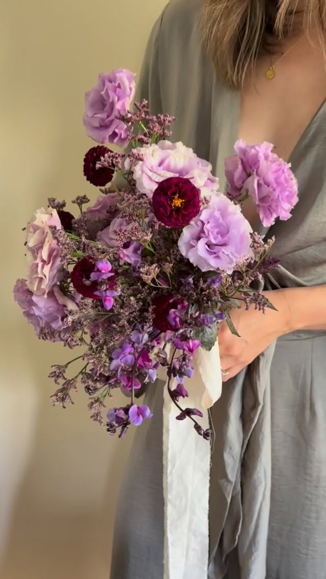 I couldn’t let the season end without one last stop at @utahflowermarket. I’m obsessed with this color palette—it’s something a little different for me!
#nightanddayfloral #localblooms #utahflorist #weddinginspiration #weddingflowers #utahbride