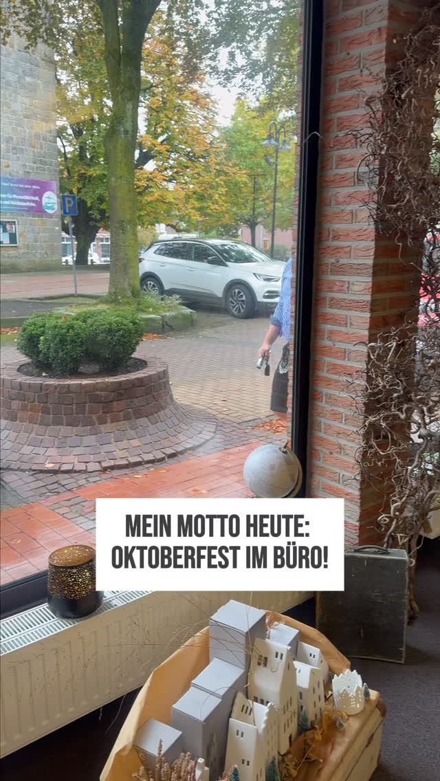 So kann man auch ins Büro gehen! 🍻 💼
Mein Motto heute: Oktoberfest im Büro! Tracht sitzt, Laune passt. 😎
Ein bisschen Wiesn-Feeling schadet nie, oder? 😉