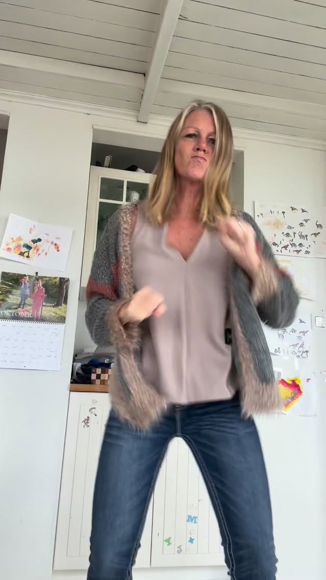 ”Mamma - spela låten du brukar sätta på när du är arg,” säger min dotter.
Jag lärde mig tidigt att det inte var okej att uttrycka ilska.
I många år undertryckte jag den och sade reflexmässigt saker som: ”jag blir sällan arg” eller ”jag har väldigt lång stubin”,
för jag trodde att det var sant och att det var hedervärda egenskaper.
Men känslor försvinner inte bara för att vi låtsas att de inte finns. Precis som det inte går att trycka ner en badanka under vattnet hur länge som helst, så går det inte att trycka undan känslorna för alltid. Till slut pyser de ut - och ibland blir effekten som en tryckkokare som exploderar och allt sprutar ut på en gång.
Jag jobbar på att tillåta ilskan.
Det är okej att känna ilska. Att vara arg. You have to feel it to heal it.
Det är till och med okej att visa och uttrycka den.
Men det är inte okej att skylla den på andra, eller låta den gå ut över andra genom att explodera, bete sig som ett barn och anse sig ha rätt. Jag har ansvar för mina känslor.
Jag lär mig att ta hand om min ilska.
Att sätta på hög musik och låta den röra sig genom kroppen är ett sätt som hjälper mig. Att inte kämpa emot utan vara nyfiken på den hjälper också - vilka tankar ligger bakom ilskan och är de verkligen sanna?
Visste du att forskningen visar att en känsla bara varar i 90 sekunder. Allt annat är våra tankar som loopar och håller oss kvar i känslan…
#fredagsdansen #ilska #storieswithin #feelittohealit