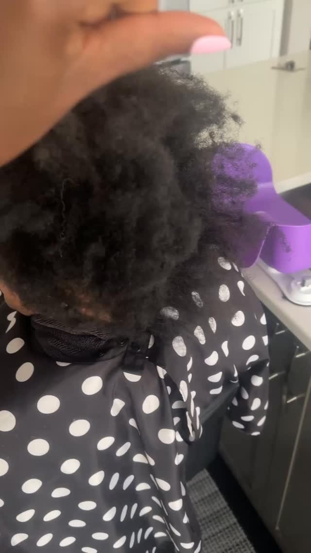 ✨ Want to see your hair thrive but not sure where to start?
Here are a few simple tips to help you keep your hair healthy and tangle-free:
🧴 1. Keep Your Hair Moisturized
💆🏽♀️ 2. Detangle Gently and Regularly
💤 3. Protect Your Hair While You Sleep
🧼 4. Wash Your Hair in Sections
✂️ 5. Trim Regularly
Your hair deserves care and consistency — and I’m here to help you with that.
💖 Click the link in bio to request your appointment. I’ll bring the salon experience straight to your home.
.
.
#frizé_frizé #frize_frize #Hairproduct #ottwamobilehairservice #mobilehairstylist #ottawacurlyhair #ottawanaturalhair #Canadianmade #coilyhair #Curlyhair #Haircuts #Naturalhairsolution #Texturedhair #naturalhair