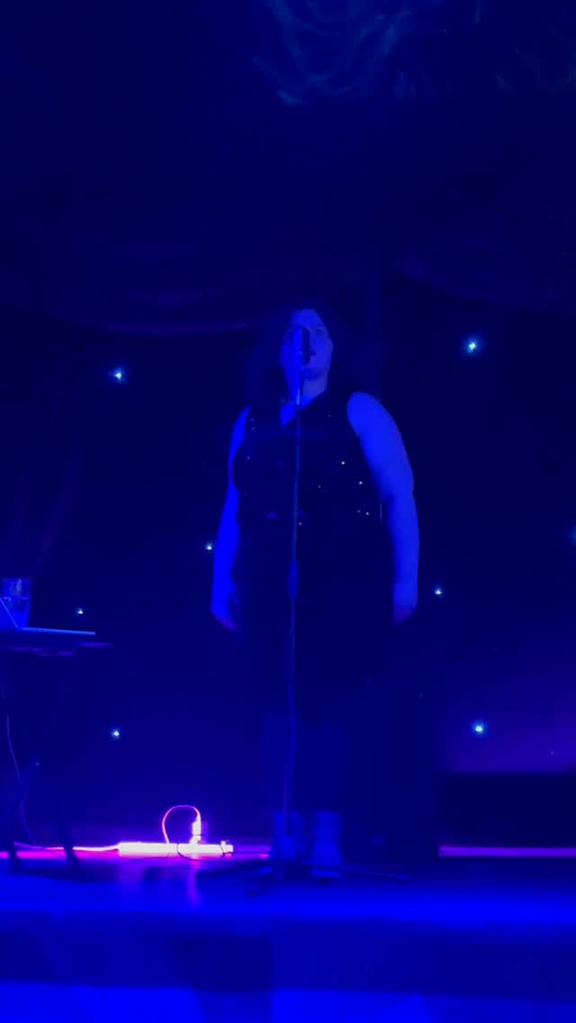 What if Kanye and Estelle met at a 1950s cocktail bar? 🍸
I had to find out 👀
📍Cocktail bar @marianresortandspa
#americanboy #jazzcover #jazzwithgiorgia #timetravelvibes #vintageaesthetic #pmjcover #postmodernjukebox #jazzsinger #timetravel