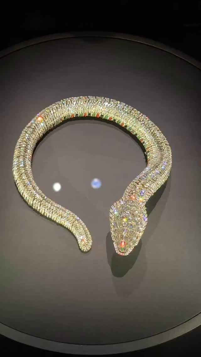 If you have not yet been… 🤴🏽👸🏻⚪️♦️💎
More bling from @cartier @vamuseum
#cartier #vandamuseumlondon #cartierjewellery