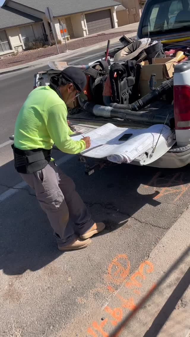 🌱 Turf in the making! 🛠️
Our amazing crew is out turning bare ground into green dreams 💚💪
From prep to perfection ✨every roll of turf is laid with care and skill! 🙌🧠
#TurfTeam #BehindTheScenes #GreenGoals #LawnLegends #InstallDay #teamworkmakesthedreamwork