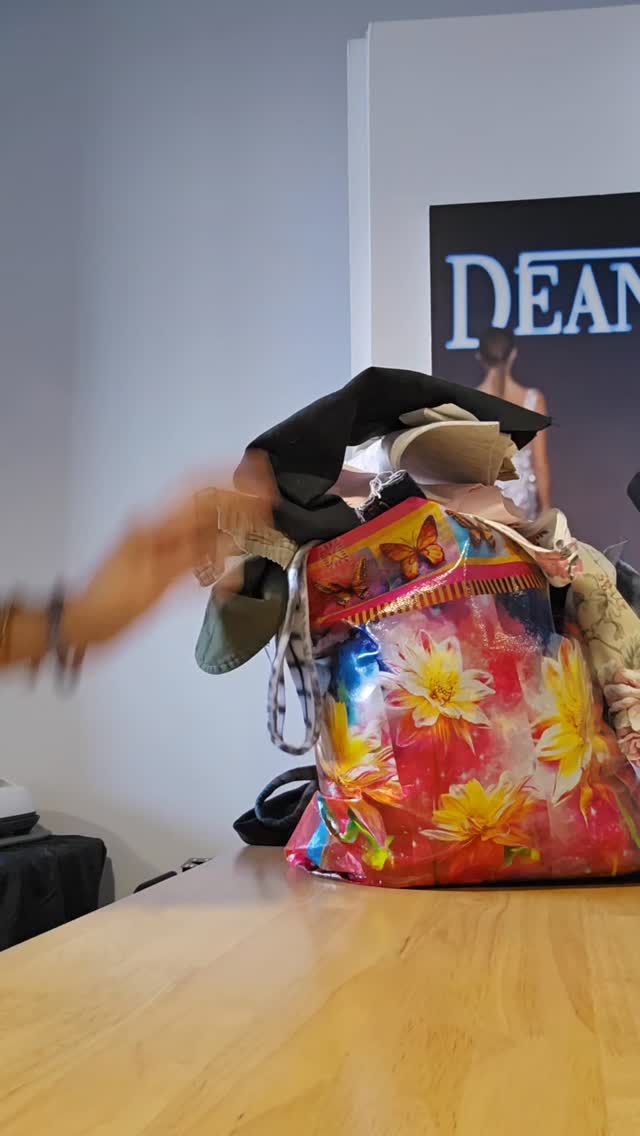 A little ASMR for your #texturetuesday 😌
Don't forget to register to make your pocket bag with us today! Link in bio.
#pocketbag #repurposingproject #circularfashion #amalinecollections