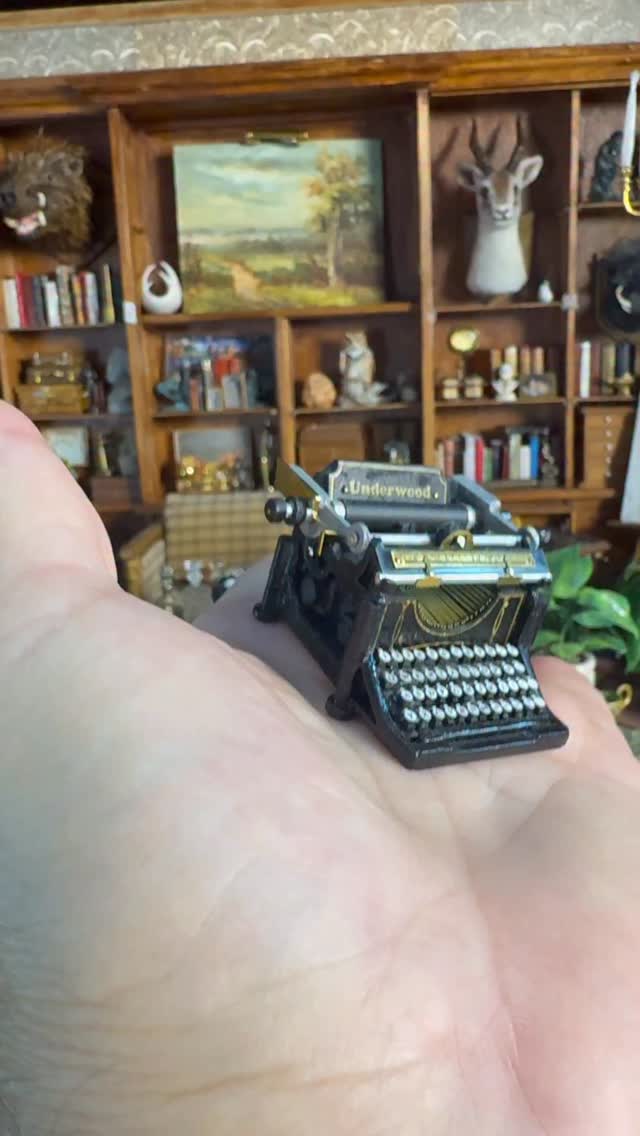 Classic #Underwood typewriter in miniature made by the immensely talented Ken Byers in 1/12 scale available in my latest estate auction happening now in my eBay store. Link in bio and be sure to sign up for my newsletter updates so you know about the my MiniWorld sales and events!!