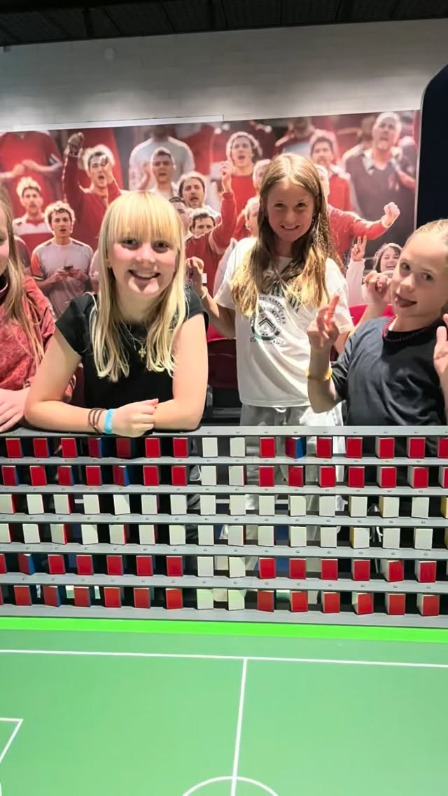 DER VAR FART PÅ OG NOGET FOR ALLE SANSER, da 4. og 5. klasse i går brugte deres fagdag i de kreative fag på Tekstilmuseet 👕👀👂🖐️
Og hold da op en verden, der findes der! Man kan både se, høre, røre, løbe, cykle og meget mere 😃
Ud over de megaspændende udstillinger om ishockey og sportens historie (set ift. tekstiler og tekstilindustrien), så var vi så heldige, at besøget var en onsdag, hvor frivillige midtjyder både viste rundt i systuer, uldkamre og væverier - og satte gang i de gamle (og larmende 🙉) strikke- og vævemaskiner fra den tekstilindustri, som Herning/Ikast-området har været så kendt for.
Hold da op en dejlig dag ude af huset - med ny viden, sport, udklædning, leg og spil 🥰
#Fagdag #4klasse #5klasse #Udflugt #Tekstilmuseet #Ishockey #TheHockeyHistory #WeAreTheChampions #SportensHistorie #Fællesskab #Friskoleliv #Friskole #etgodtstedatlæreværeogvokse #EtgodtStedAtLæreVæreOgVokse
@museum_midtjylland