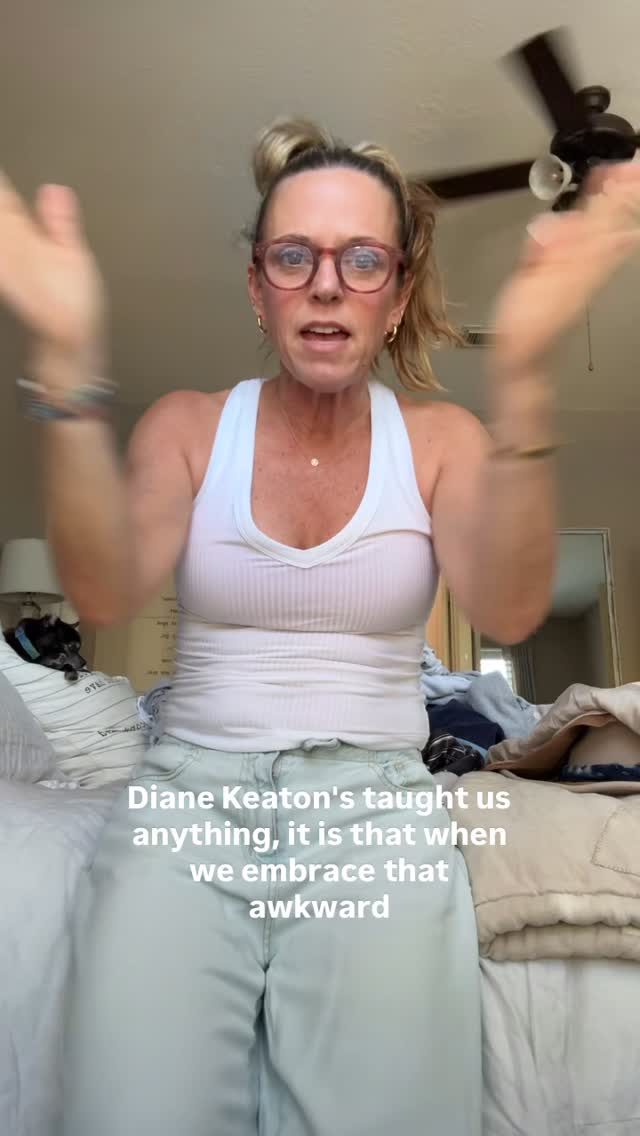 Grab your hat, your blazer, your scarf, your pearls, or your turtleneck and walk out the door with the confidence of Diane Keaton! 😘
#dianekeaton #confidence #findthepositive