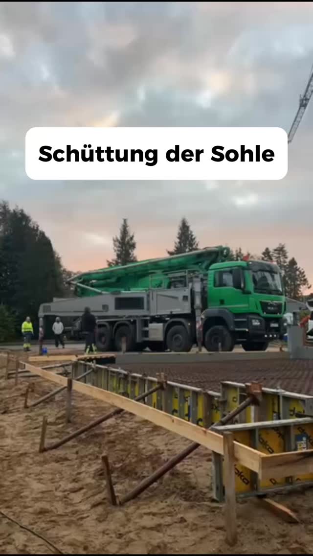 Sohlenschüttung
In Zeven wurde die Sohle geschüttet. Die Grundlage für einen stabilen und ebenen Bodenaufbau wurde geschaffen.
Sie sorgt dafür, dass Lasten gleichmäßig verteilt werden und spätere Bodenbeläge wie Estrich, Fliesen oder Parkett sicher liegen.
Ort: Zeven
#neubau #einfamilienhaus #estrich #handwerk #architektur #bauleitung #bauueberwachung #qualitaetambau #rohbau #rohbau #traumvomeigenheim