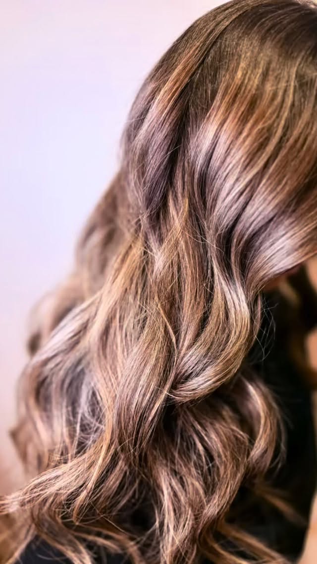 🧸 TEDDY BEAR BRUNETTE 🧸
Underbara @frugute 🫶🏻
Alltid ett nöje att ha dig i stolen hos oss!
Med BHBD’s effortless weft kan du du få detta fantastiska svall.
För dig som är en gym-gäri, equestrian som lever dina dagar i hjälm, du som hellre kör torrschampo än en tvätt, eller bara för dig som vill ha nånting completely fabulous - BHBD Effortless Weft är för dig!
(Vi fixar också färgen 😉).
#frisörvästerås #frisörstockholm #bhbdextensions #bhbd #redkenobsessed #shadeseq #redkenshadeseq #theplacetob