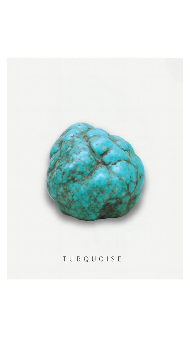 🐾 Les anciens égyptiens l’appelaient mehkat, « joie » et « éclat »✨ D’un bleu mêlé de vert, la turquoise naît dans les terres arides où les eaux chargées de cuivre rencontrent le phosphore et l’aluminium. Connue depuis plus de six millénaires, elle ornait les tombes égyptiennes, les dômes persans et les parures des voyageurs, symbole de protection et de ciel bienveillant. Chez Serengeti, elle rappelle les rivages de la Grèce et les cieux du Sud.
.
#serengetijewels #gemoria #turquoise #bijouartisan #argentrecyclé #bijouethique #slowjewelry #turquoisegrecque #faitmain #bijoumodulable