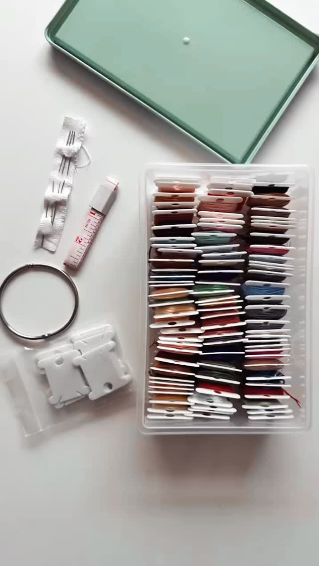 🧵 Mi nueva obsesión: El punto de cruz 🧵
Siempre busco formas de desconectar y darle un respiro a la mente, y ¡creo que por fin he encontrado mi terapia creativa! Se llama punto de cruz, y no es solo para abuelitas (ese es el primer mito que derribo 😉).
Estos son mis primeros intentos y estoy completamente enganchadísima. Es increíblemente relajante ver cómo, puntada a puntada, va apareciendo un dibujo. Es como pintar por números, pero con hilo. 🎨
¿Por qué me encanta? Te cuento:
✨ Es mindfulness con aguja e hilo: Te obliga a concentrarte en el presente y olvidarte del estrés.
✨ Resultados gratificantes: Ves el progreso inmediatamente. ¡Cada crucecita cuenta!
✨ Puedes crear LO QUE QUIERAS: Desde diseños súper modernos y con frases graciosas, hasta retratos y paisajes detallados.
Si estás buscando un hobby nuevo, que no ocupe mucho espacio y con el que puedas crear regalos únicos con tus propias manos... ¡Anímate a probar!
¿Y tú? ¿Has probado el punto de cruz o te gustaría aprender? ¿Qué otros hobbies creativos te relajan? 👇 ¡Cuéntamelo en los comentarios!
#PuntoDeCruz #CrossStitch #NuevaAfición #HobbyCreativo #Manualidades #Craft #MenteEnCalma #Mindfulness #DIY #HechoAMano #CraftEspañol #Relajación #Creatividad #PrimerosPasos