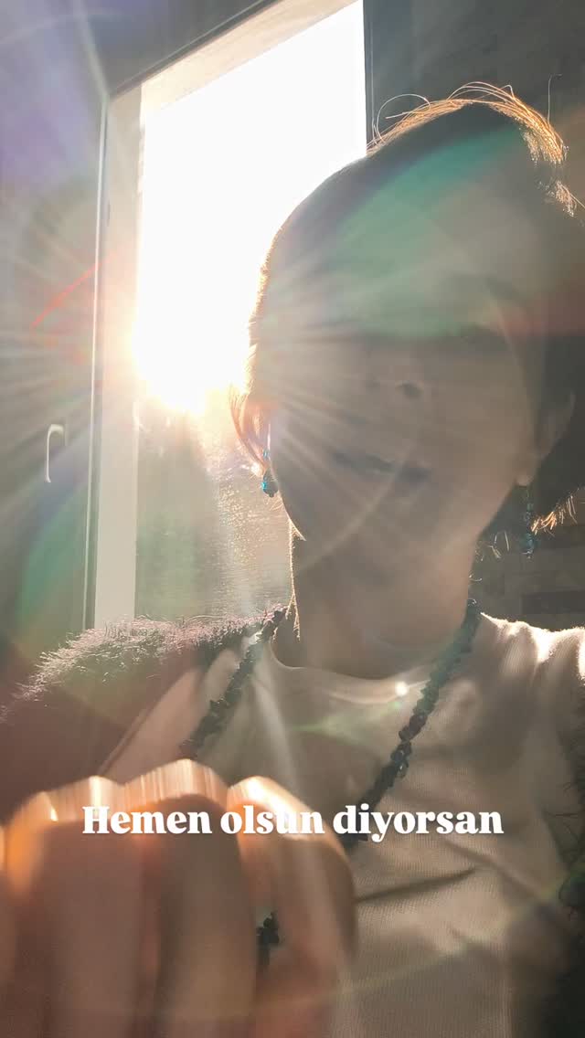 Hemen olsunlarımı bırakabildiğimde çok daha özgür hissediyorum, hayat çok daha keyifli akıyor.
Ne zaman hadi hadi desem zihnime düşüyorum.
Bu kontrol etme arzusu bizi An'dan koparıyor.
O yüzden tam tersi, teslimiyete doğru yol almaya devam 🤎🤎