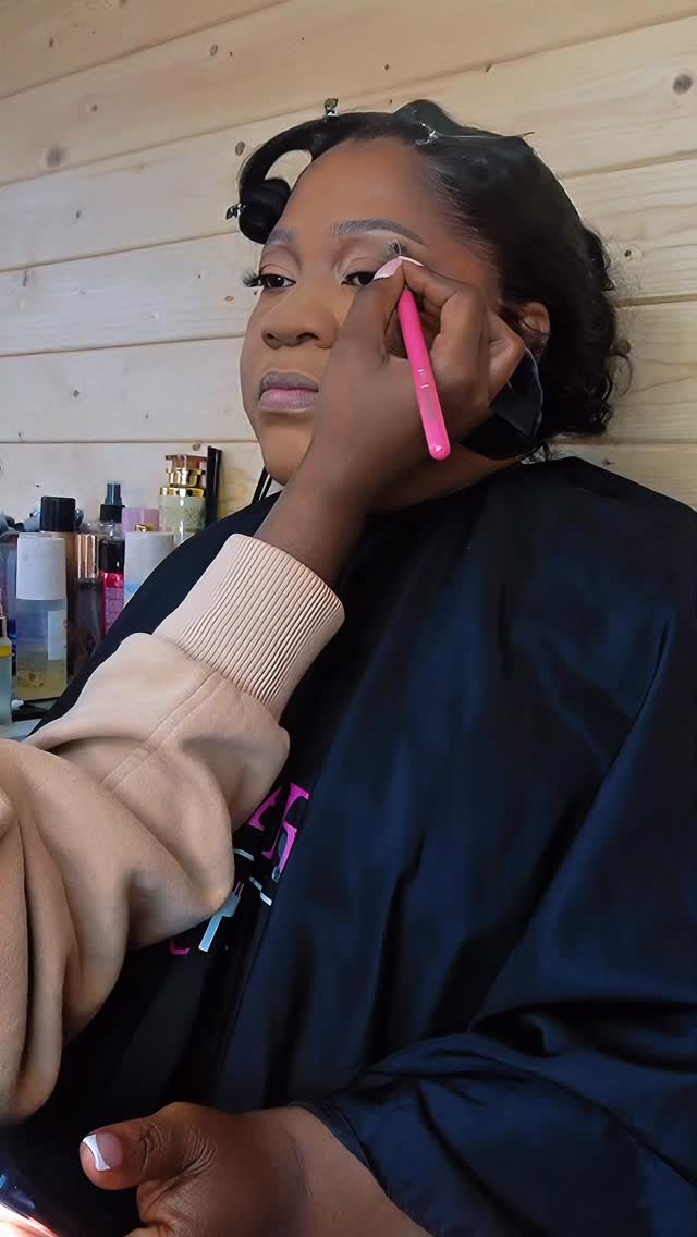 Sweeeet 50😍😍
Hair customised and installed by us @onehairplug
Makeup by the talented @susiethemua_
#wiginstall #explore #ukhairstylist #makeuptutorial