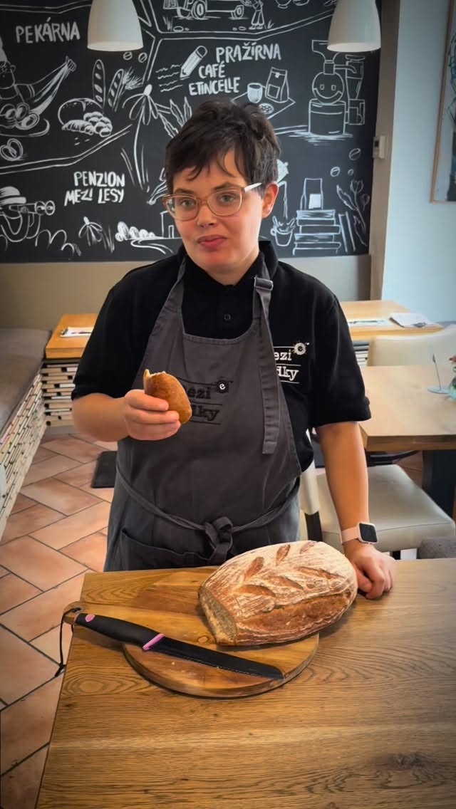 Dnes slavíme Den chleba. 🥖 A naše chleby? Ty mluví samy za sebe.
Za nás prostě – mňam. 😍 Protože chleba spojuje – vůní, chutí i dobrými skutky. 💛
#etincellecz #udvourohliku #remeslnapekarna #hendikepneniprekazka #socialnipodnik #svetovyDenChleba #chlebaspojuje