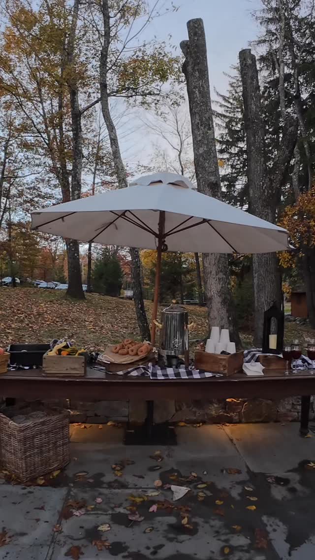My first New York autumn 🍂🍁 What a quintessential fall day with @thesistersofcedarlakes, featuring cozy fires, apple cider donuts, and the brand new glasshouse!