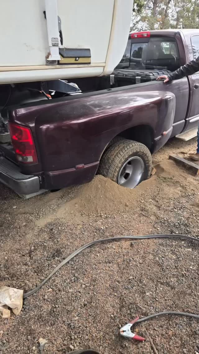 Gentleman buried his rear axle trying to tow out his 5th wheel. With his a few proper attachment points we got him out with no damage and he was able to carry on with his move.
#nomoregas #buriedit #litsistowing #wegotyou
