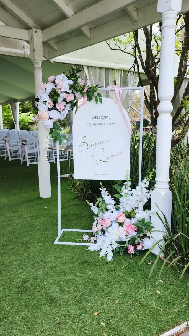 A dreamy Riverlea Estate reception filled with soft pink proteas, gentle candlelight and romantic detail at every turn.
Lush bridal table florals, elegant centerpieces and glowing LED taper candles transformed their reception venue into a warm, inviting space, overlooking the breathtaking fountains all around.
Every flower hand-placed, every element designed to feel effortless.
Congratulations Lovern and Ben!
#riverleaestate #riverleareception #melbourneweddingflorist #melbourneweddingstylist #decodays #luxuryweddingstyling #fauxflowers #fauxflorals #bridaltableflorals #ledcandles #weddingreceptiondecor #melbourneweddinginspo #proteaflorals #peachandblushwedding #modernweddingstyle #weddingtablescape #melbournebride #fauxfloraldesign #weddingreceptioninspo #australianwedding