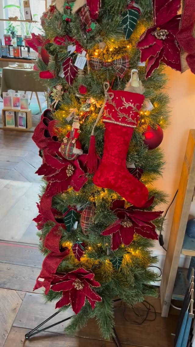 ✨ It’s beginning to look a lot like Christmas! 🎄
De kerstboog staat, de lichtjes branden… en de kerstkriebels zijn officieel begonnen! 💫
Alles wat je ziet is los te koop — behalve de gezelligheid, die krijg je er gratis bij 😉🎄
#ladimee #kerstdecoratie #feestdagen #gezelligheid #interieurinspiratie #maaseik