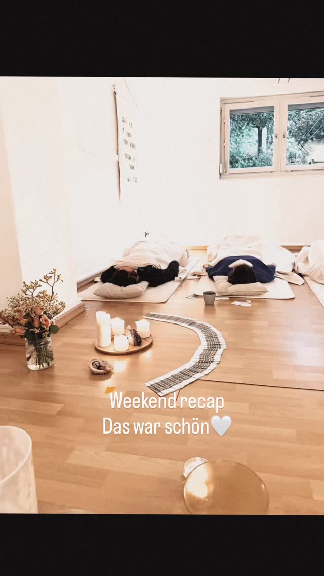 Schönes Wochenende🧡
@julez_a_k , @daniela.kogel , @ossi_king2010
#affenfaustgalerie
#artalwaysagoodidea
#soundhealing
#meditation
#gratefulformyjob
#rest
#sunshine
#happymum
#autumn