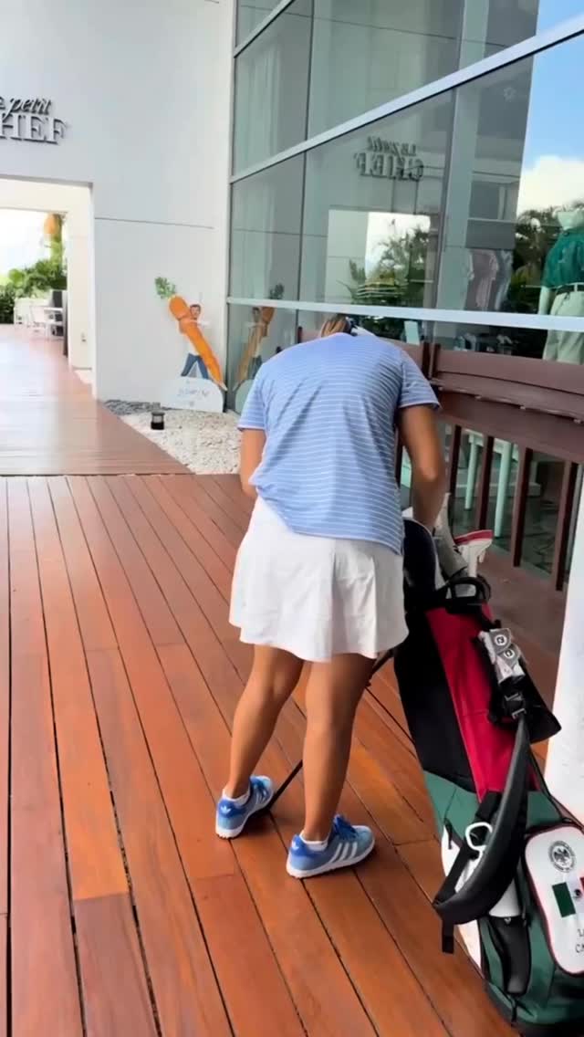 🎥 Después de lograr un hole in one, Lola nos muestra las 3 cosas que no pueden faltar en su bolsa de golf 🏌️♀️🔥
Entre suerte, estilo y buena actitud, nos comparte los secretos detrás de su gran juego ⛳️💫
#MJGA #Vidanta #JuniorGolf #GolfMexico #HoleInOne #GolfGirls #MJGAInvitational
