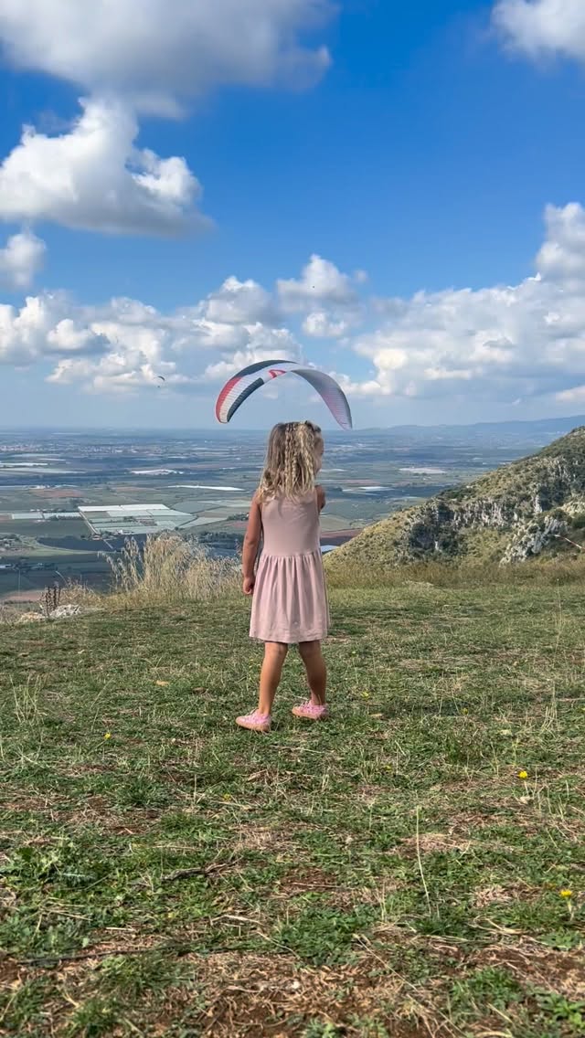 Ta en stund med mig, för jag har något att du fråga dig.🕊️
Jag vill ge dig en fråga att ställa till dig själv — bara en enkel sådan.
Låt svaret komma till dig, utan att värdera det.
Kanske leder det till en ny fråga. Kanske till ett nytt svar.
Innan du frågar dig själv, ta tre djupa andetag —
med slutna eller öppna ögon 🌬️
Och ställ frågan:
✨ När kände du ren lycka senast? ✨
Oavsett känsla som kommer upp, låt det komma.
För mig rann tårarna, och känslor Kom upp, en efter en. som fallskärmarna som hoppade ut ifrån berget så gav de mig en känsla av rädsla, lätthet och mod.
#mindfulness #aikitastudio #selfreflection #stillhet #lycka #yogainspiration #flowandfeel #soulfulmoments